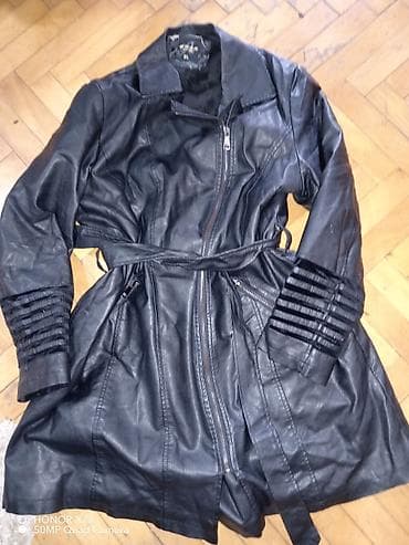 Ženska kožna jakna/kaput crne boje, dužine do ispod kukova. Model sa