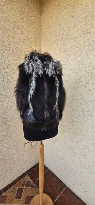 Parke: Ženski krzneni prsluk od srebrne lisice - Model: bez rukava, klasičan — 4