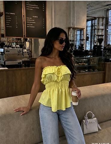 bluze legend: Ženska letnja bluza bez bretela – model sa volanima
1800 din 
S M L — 1