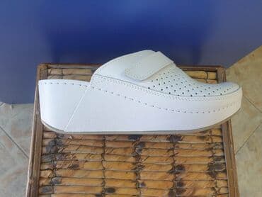 crocs zenske klompe: Kozne anatomske klompe 
Cena 3950 din 36-41 — 1