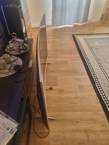 Televizori: Zakrivljeni LED televizor, srebrni okvir i metalne nogice. Ključne — 2
