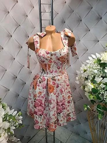Women's Clothing: Haljina sa cvetnim printom. - Pripijen korzet gornji deo sa formiranim — 4