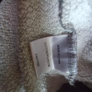 Headgear: Siva ženska dukserica sa kapuljačom, kratkog (cropped) kroja. Napred — 3