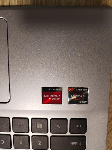 Compaq: AMD Ryzen 7, 15.6 " — 3