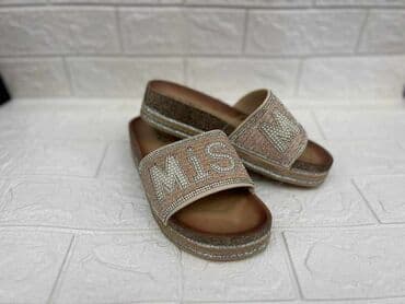 crocs zenske klompe: 36-40
1600 din
Roba sa kosova — 12