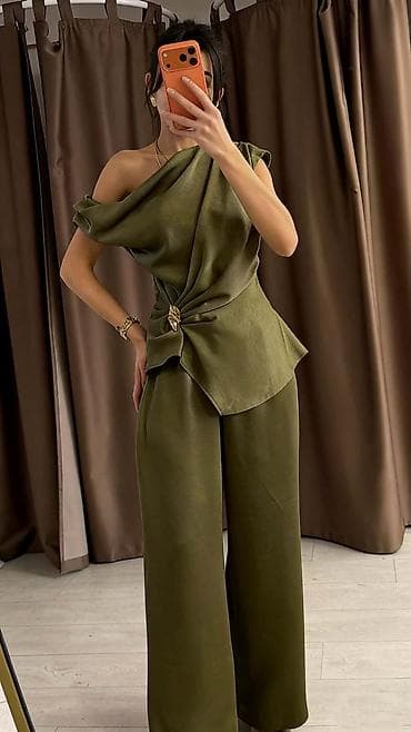 Skirts: Komplet
Cena 3400
Uni vel.
V28 — 8