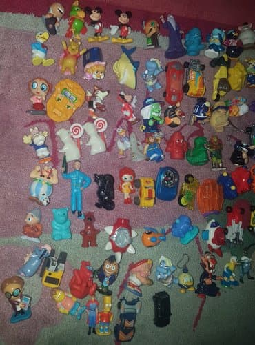 Figurice i makete: Kinder disney. Razne sitne igracke 
cena komad. Cena 60-200 din — 2