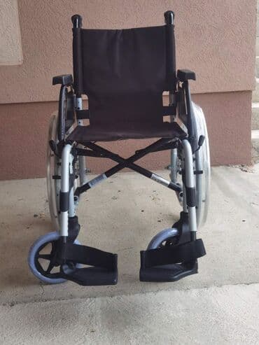 Invalidska kolica Breezy sa dodatnim kocnicama. Sirina sedalnog dela