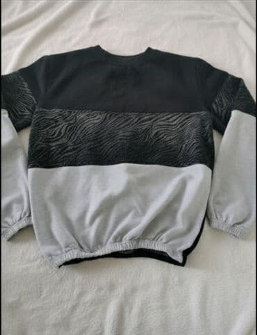 Dukserica bez kapuljače, moderan color-block dizajn: - Gornji deo u — 1