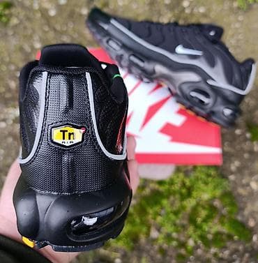 trapstar komplet: Nike TN patike u crnoj boji sa sivim i belim detaljima. Model je — 5