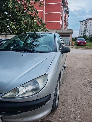 eskort krusevac: Peugeot 206, 3-vrata, srebrna boja, benzinski hatchback kompaktne — 4