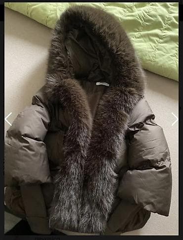 Ženska puf jakna sa kapuljačom i bogatim krznom - Boja: tamno