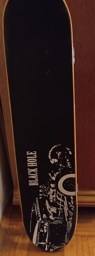 Black Hole skejtbord (Powered by Rollerblade) – Odlično očuvan!