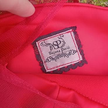 duboke air force 1: Elegantna crvena haljina – Suzana Perić - Model: koktel/večernja — 1