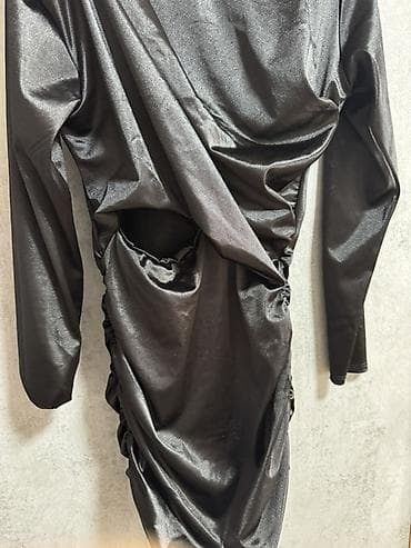 džemper haljina: Elegantna crna haljina sa dugim rukavima i asimetričnim naborima — 2