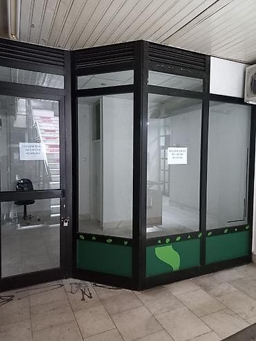 Izdaje se lokal – poslovni prostor sa staklenim izlozima u pasažu na lalafo.rs Izdaje se lokal – poslovni prostor sa staklenim izlozima u pasažu