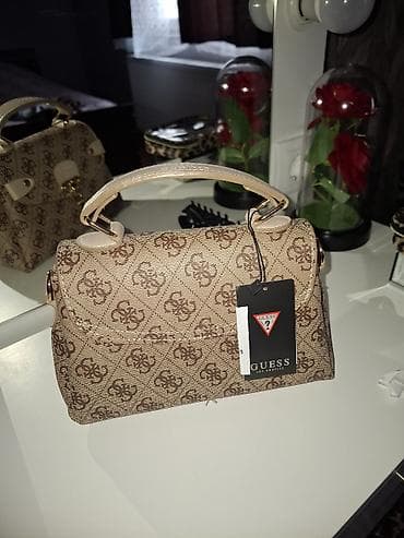 GUESS torbica – monogram bež/karamel - Model: ručna torbica sa