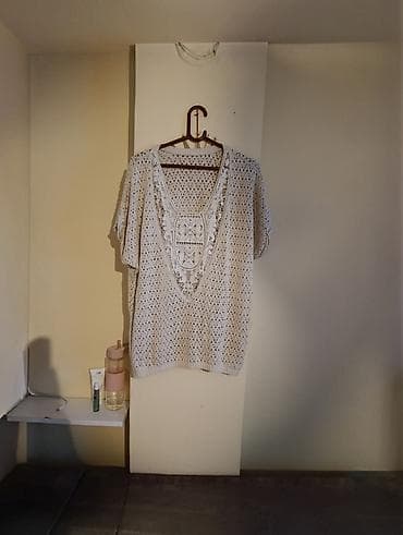 zelene tunike: Pletena bež bluza/tunika sa širokim V-izrezom - Boja: bež/krem - — 1