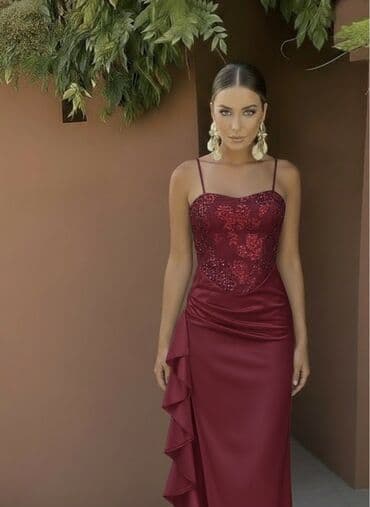 Beauty & Care: 🔥Elegantna večernja haljina sa šljokičastim korzetom
Cena 3300 din — 1