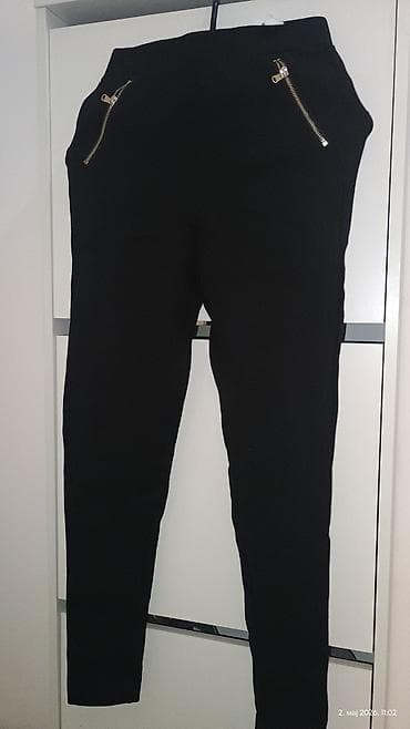 nike biciklisticke: Crne ženske pantalone sa elastičnim strukom i uskim nogavicama. Model — 3