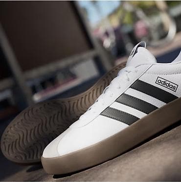muške cipele veliki brojevi: Adidas patike – bele sa crnim prugama i gumiranim đonom u braon tonu — 9
