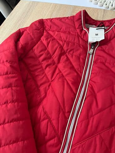 kaput sa dva lica: Ženska prošivena jakna, veličina M, crvena. - Krojen model sa laganim — 2