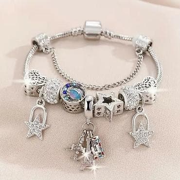 ormi koferi: Srebrnasti narukvica sa privescima – motiv putovanja i zvezda - — 4