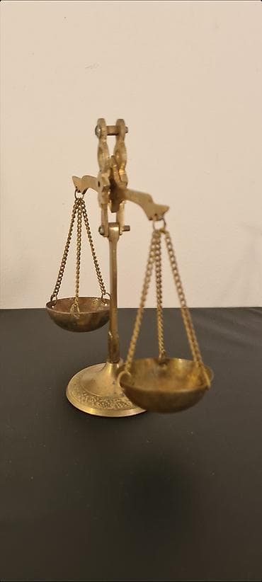 Sectional sofas: ▪︎Prodajem staru malu ručno izrađenu dekorativnu vagu (terazije). - — 2