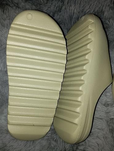 Uniseks klompe/papuce –original Adidas - Minimalistički „one-piece”