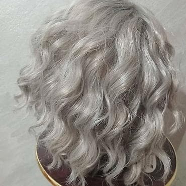 Kratka talasasta perika – tamno siva, dužina kose 25,4 cm - Stil