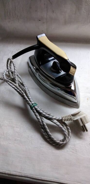 kutije za igracke: Pegla Elma Rowenta tip 990.11000 W teska 1567 gr.,ispravna i ocuvana — 1