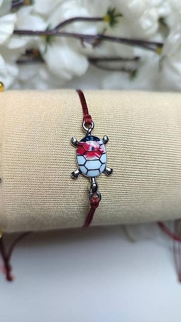 Naramak sa priveskom kornjače - Elegantna narukvica na bordo crvenom