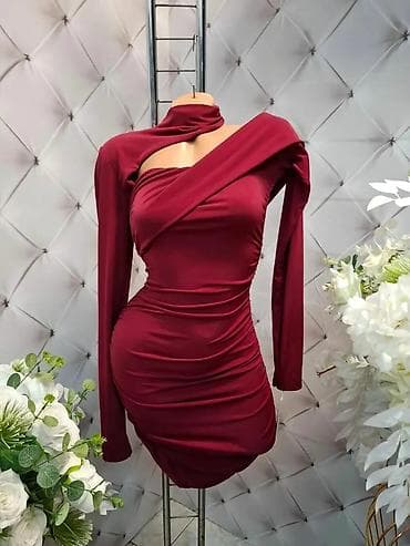 Asimetrična mini haljina sa dugim rukavima - Kroj: uska silueta sa