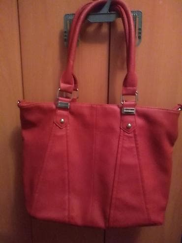 Crvena tasna 32 x 42 cm. Vestacka koza. Bez ostecenjs malo nosena