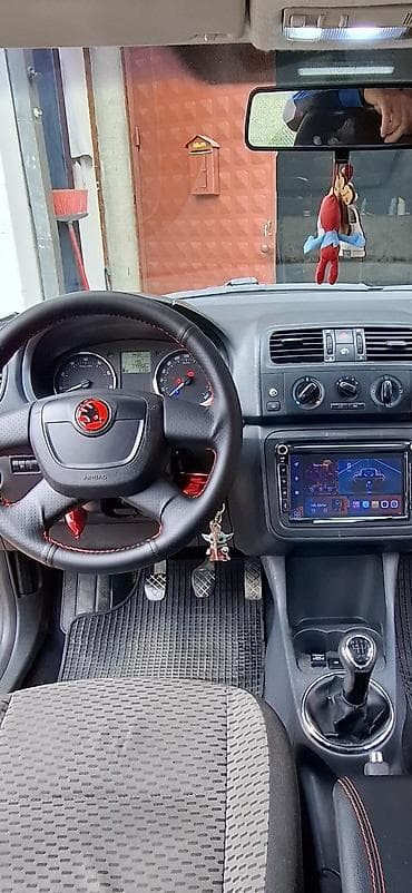 pracke prodaja: Škoda Fabia – hečbek, crvena boja, 5 vrata,motor benzinac sa swkvent — 5