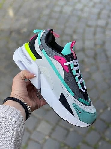 metro bele patike: NIke Air Max Furyosa A klasa
brojevi 41 do 46
cena 4600 dinara — 3