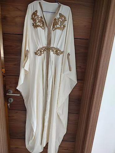Elegantna haljina/kaftan u boji šampanjca sa bogatim zlatnim vezom. -