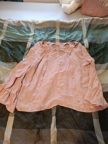 Ružičasta ženska bluza laganog, lepršavog kroja. Materijal je tanki