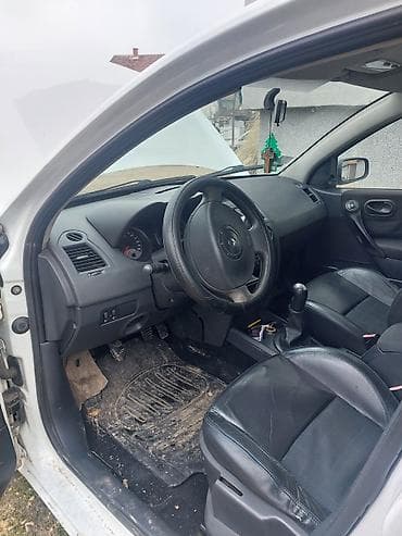 Prodaja automobila: Renault Mégane II, bele boje, hečbek sa 5 vrata. Pogonsko rešenje sa — 10