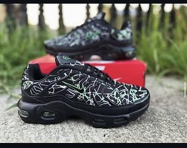bele tn patike: Nike Air Max Plus (TN) patike – crna osnova sa zeleno‑belim — 1