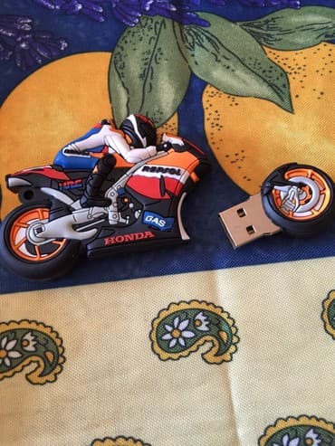 zvucnici za kafice: USB Flash 64 GB - HONDA Prelep USB 2.0 stik od 64 GB. Kapacitet je — 9