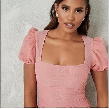 doca haljine: Kratka ženska haljina u nežno roze boji. Fitted kroj koji prati liniju — 3