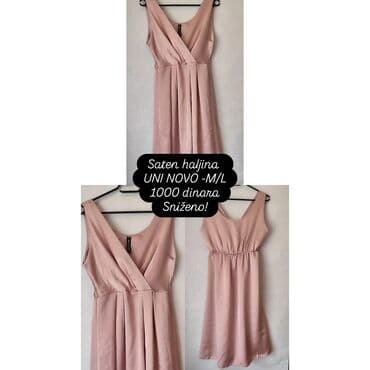 Saten haljina u puder‑roze boji. Izrez u obliku slova V napred, blago