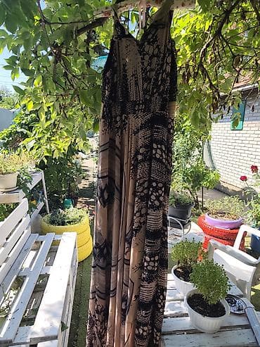 boka: Duga haljina bez rukava sa dekorativnim detaljima - Model: duga — 3