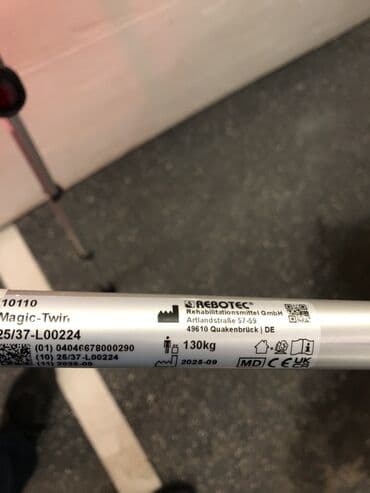 Donji delovi trenerke: Dve vrste štaka – komplet parova. 1) Pazušne štake (Underarm — 4