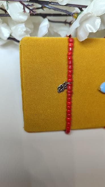 Narukvica od perlica – crvena sa priveskom list - Ručno nizane crvene na lalafo.rs Narukvica od perlica – crvena sa priveskom list - Ručno nizane crvene