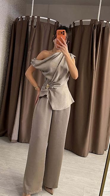 Skirts: Komplet
Cena 3400
Uni vel.
V28 — 3