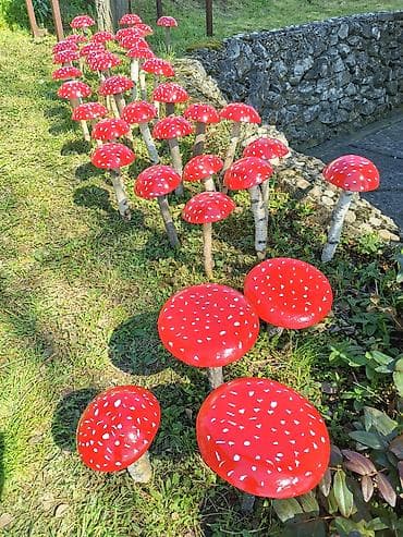 Ukrasne drvene pečurke za baštu i dvorište breza gips farbano