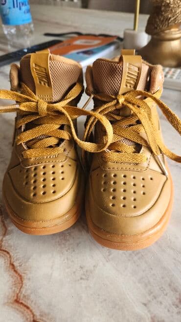 zlatne kopačke: Dečije Nike patike – model Mid/High u karamel/“wheat” nijansi. - — 1