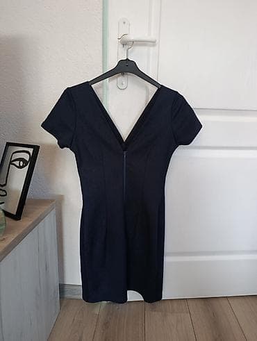 Venčanice i aksesoari: Elegantna tamnoplava haljina sa kratkim rukavima i diskretnim — 2